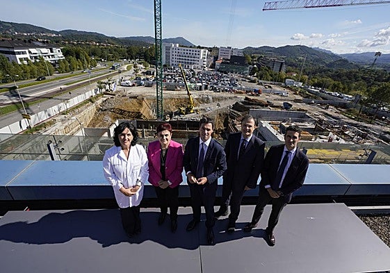 El lehendakari ha visitado este martes en Donostia las obras del nuevo edificio de protonterapia.
