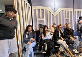 La hermana de Mitxel Badiola junto a otros allegados y miembros del Urola han asistido a la aprobación de la nueva denominación del campo de Argixao.