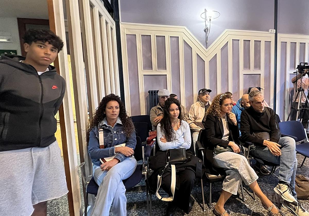 La hermana de Mitxel Badiola junto a otros allegados y miembros del Urola han asistido a la aprobación de la nueva denominación del campo de Argixao.