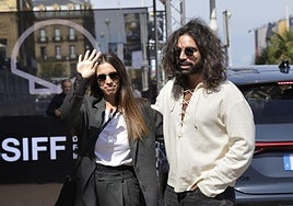 Elena Furiase, con su hermano en las puertas del María Cristina