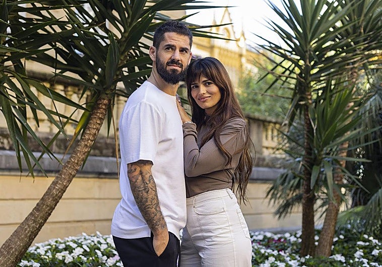 Isco Alarcón y Sara Sálamo, protagonista y directora de 'En silencio', posan juntos en la elegante terraza del Hotel María Cristina.