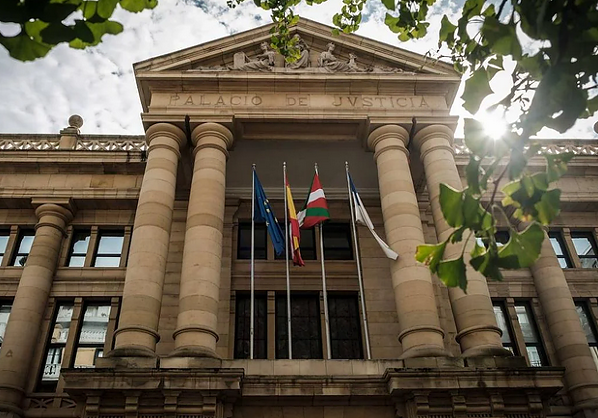 Ocho meses de prisión a un hombre por llamar «perra» y «sudaca» a una joven de origen latinoamericano en San Sebastián