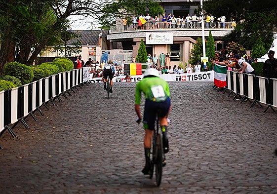 Banderas belgas en los balcones de Kigali, cuando Evenepoel dobla a Pogacar.