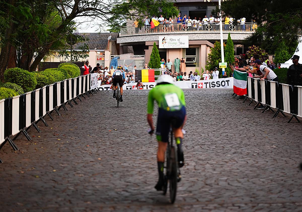 Banderas belgas en los balcones de Kigali, cuando Evenepoel dobla a Pogacar.
