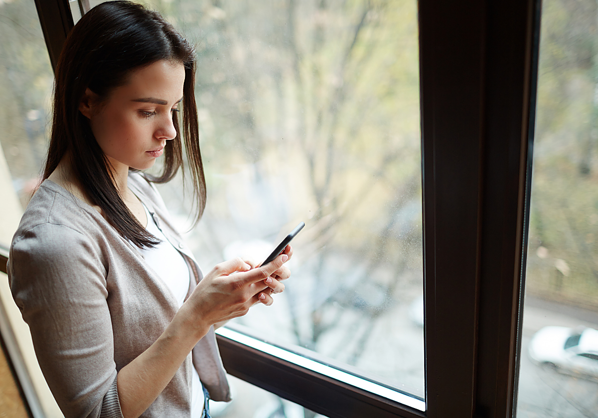 Un abogado aclara si leer los mensajes de WhatsApp sin permiso es delito: «Piénsalo dos veces»