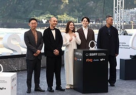 La actriz Anne Nakamura en medio de los directores japoneses Yutaro Seki y Kentaro Hirase, además del director de fotografía y el productor del filme.