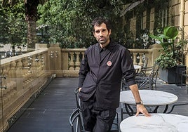 Tamar Novas posa en el Zinemaldia, donde presenta sus tres últimos proyectos, tras firmar en el libro de autógrafos de DV.