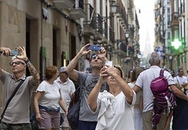 Turistas en la Parte Vieja donostiarra este verano