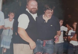 Gestido entregando un recuerdo a miembros de Tirri Tarra.