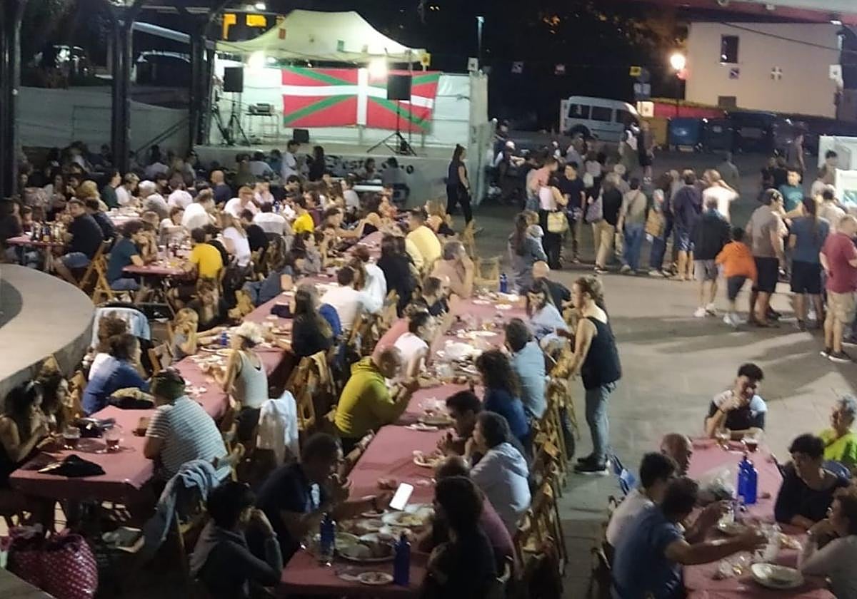Una edición anterior de la Garagardo Festa que se celebra durante tres días en la plaza Karlos Saldise.