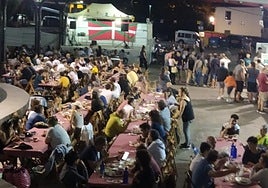 Una edición anterior de la Garagardo Festa que se celebra durante tres días en la plaza Karlos Saldise.