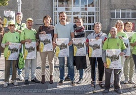 Agentes sociales junto a las concejalas y alcalde, en el centro de la imagen, en la presentación de ayer de 'Ondi ibili' .