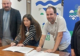 Imanol Goenaga, Idoia Mikelez, Andoni Álvarez y Marta Lasa, en el acto de firma del acuerdo celebrado ayer en el ayuntamiento.
