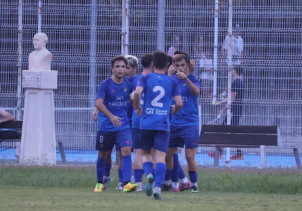 Los urdiñas celebran el primer tanto en casa en esta temporada, obra de Danel Barriola.