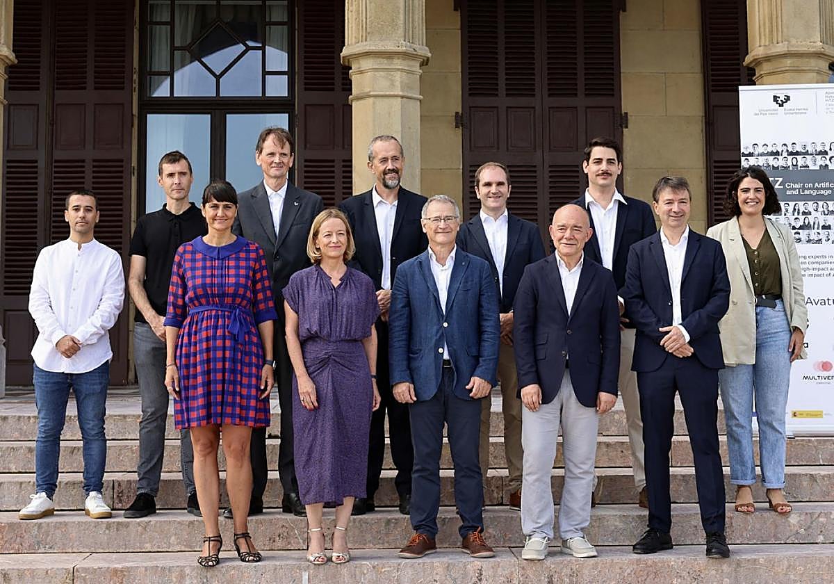 Responsables de las entidades que colaboran en el proyecto posan con la diputada general, Eider Mendoza.