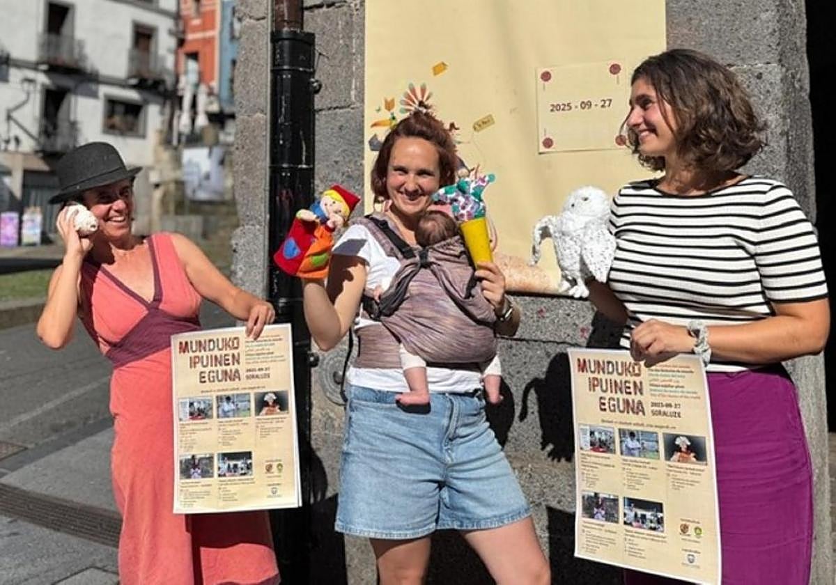 Representantes de Pil-Pilean, el área municipal de Cultura y la biblioteca, en la presentación.