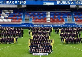 Foto de familia de los jóvenes que forman parte de los nueve equipos de la cantera masculina y cuatro de la femenina en Ipurua.