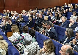El alcalde de San Sebastián, Eneko Goia, intervino durante el coloquio posterior a la proyección.