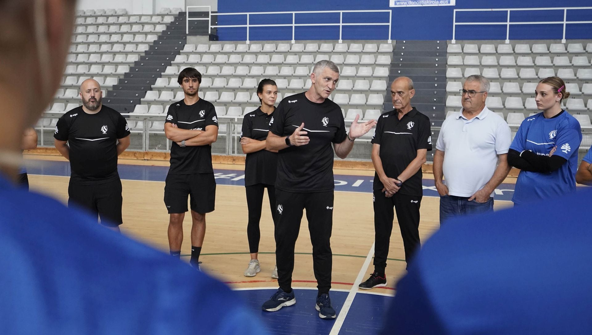 Imanol Álvarez da indicaciones al equipo junto al resto del cuerpo técnico.