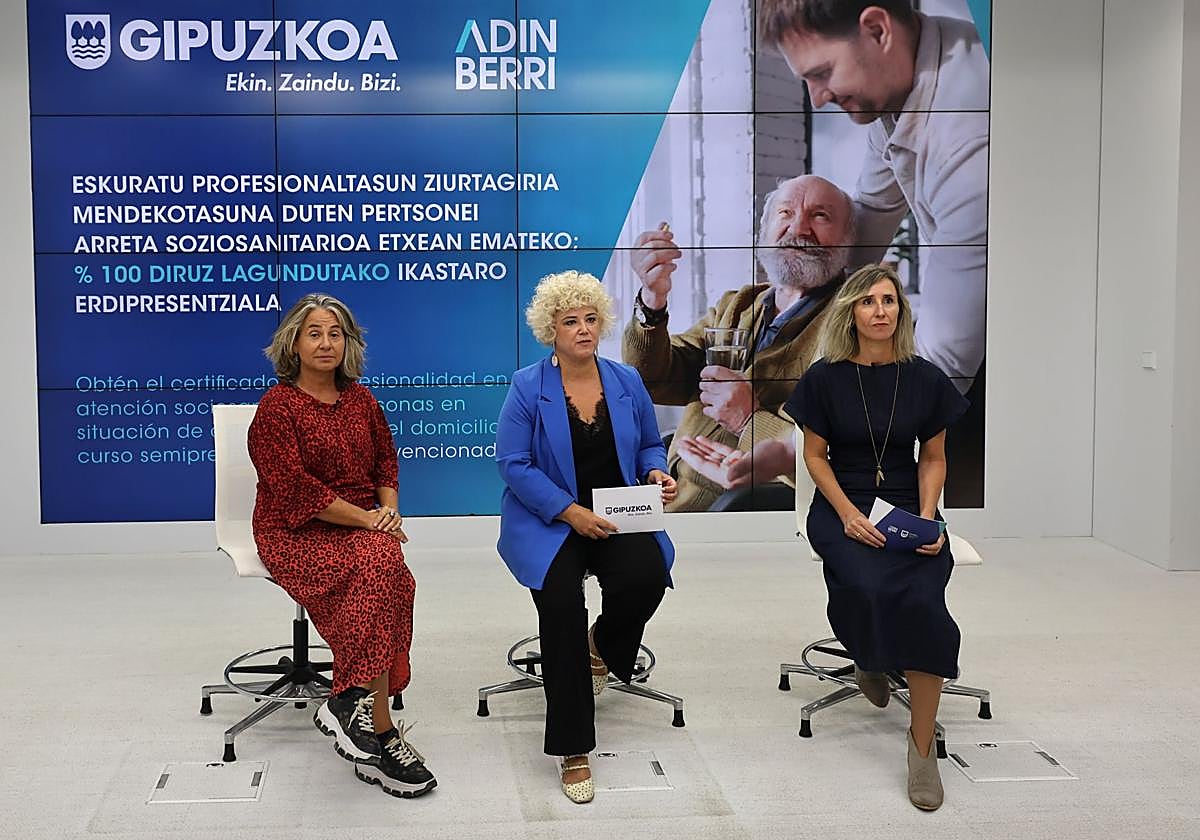 Ana Monge, Maite Peña y Rakel San Sebastián han presentado este miércoles la formación para obtener el certificado de profesionalidad.