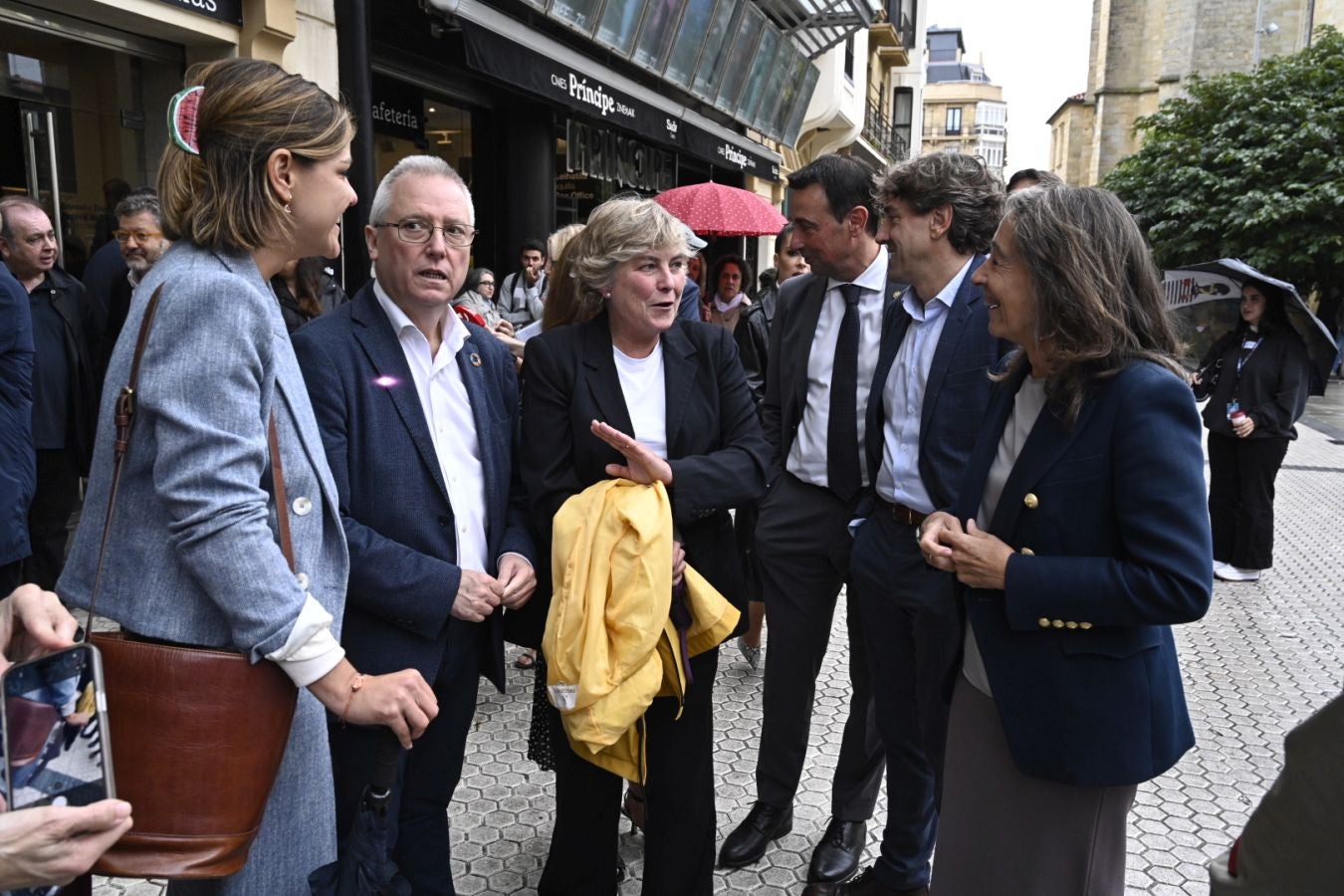 Los socialistas vascos charlan fuera de los cines Príncipe.