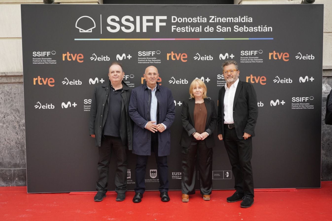 El exdirector de DV José Gabriel Mujika posa con los periodistas Alberto Surio, Arantza González Egaña y Mitxel Ezquiaga.