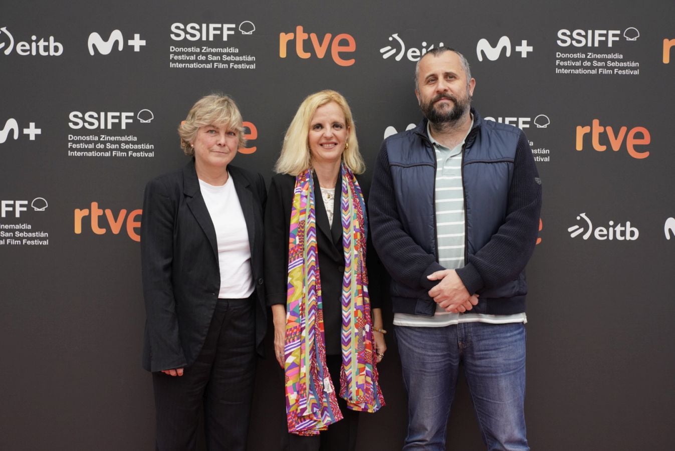 Arritxu Marañón, viceconsejera de Justicia;la presidenta de la Audiencia de Gipuzkoa, María Josefa Barbarin; y el director de Gogora, Alberto Alonso.