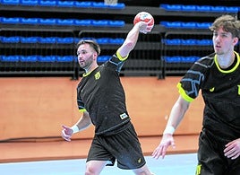 Iñaki Cavero, ausente en tres partidos por una lesión de rodilla, volverá hoy a la convocatoria.