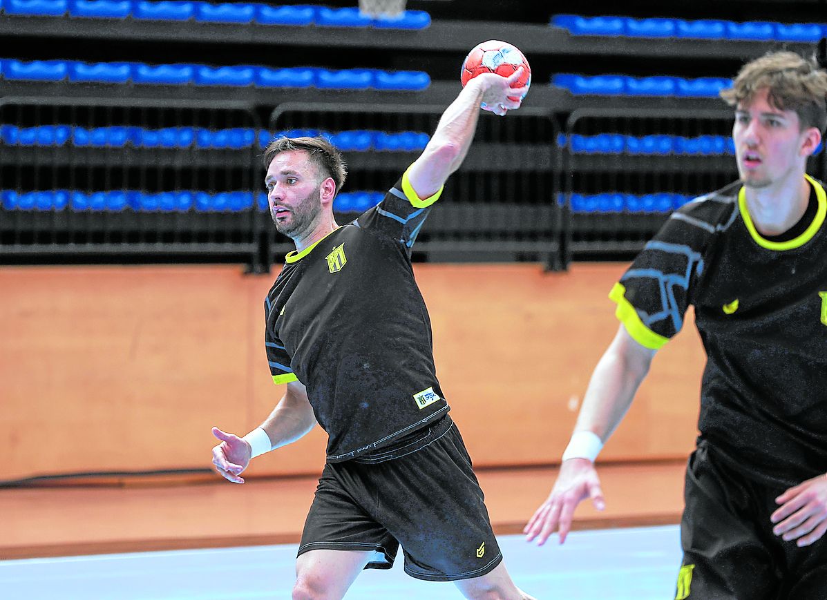 Iñaki Cavero, ausente en tres partidos por una lesión de rodilla, volverá hoy a la convocatoria.