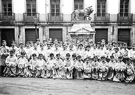 Un gran grupo de monaguillos posando en la plaza Lasala, en los años 40.