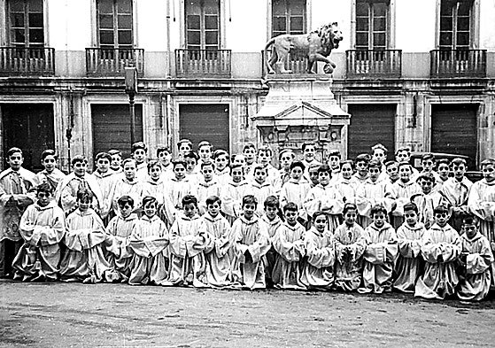 Un gran grupo de monaguillos posando en la plaza Lasala, en los años 40.