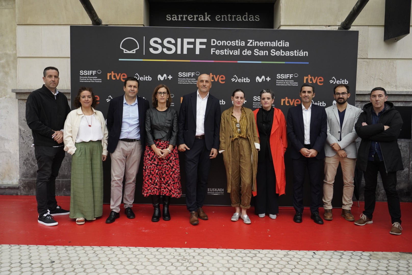 Los jefes de área de DV Borja Luna, Amaia Chico, Jorge Sainz, Olatz Elosegi, Ane Urdangarin, Elisa Belauntzaran, Álvaro Vicente, Alexis Algaba y Jesús Falcón, con el subdirector de DV, Juanma Velasco, en el centro de la imagen. 