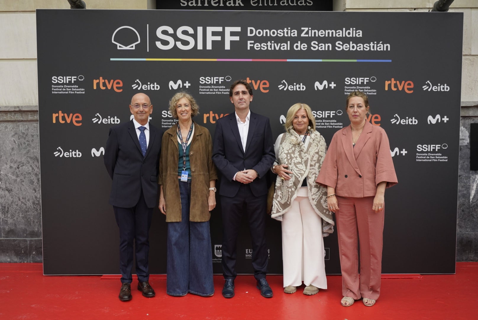 Los codirectores del documental, Javier Roldán, David Taberna y Arantxa Aldaz, junto a Ana Iribar (viuda de Gregorio Ordóñez), y Consuelo Ordóñez (hermana de Gregorio).