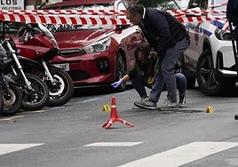 olicías señalan con números las posibles evidencias.