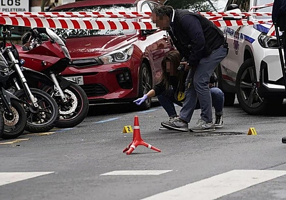 olicías señalan con números las posibles evidencias.