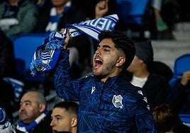 Un aficionado celebra en la grada de Anoeta.