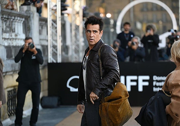 El actor Colin Farrell llegó con gesto serio pero pasó un buen rato con los fans que le esperaban.