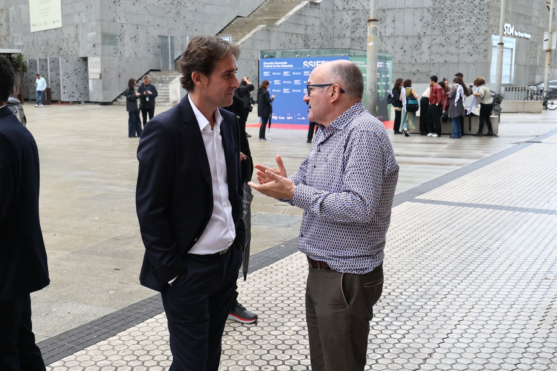 El director de El Diario Vasco y coproductor del documental, David Taberna, charla fuera del cine Príncipe con el director del Festival de Cine de San Sebastián, José Luis Rebordinos.