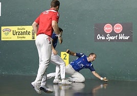 Artola observa la alcanzada de Elordi, con Zabaleta entre ambos.