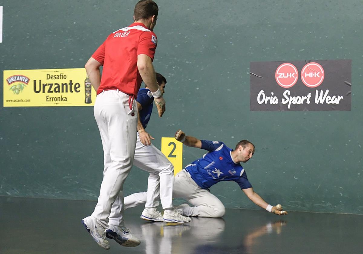 Artola observa la alcanzada de Elordi, con Zabaleta entre ambos.