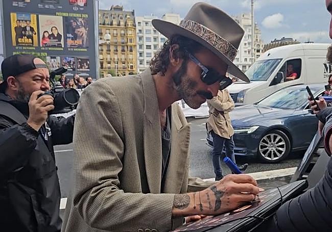Leiva firma autógrafos a sus fans.
