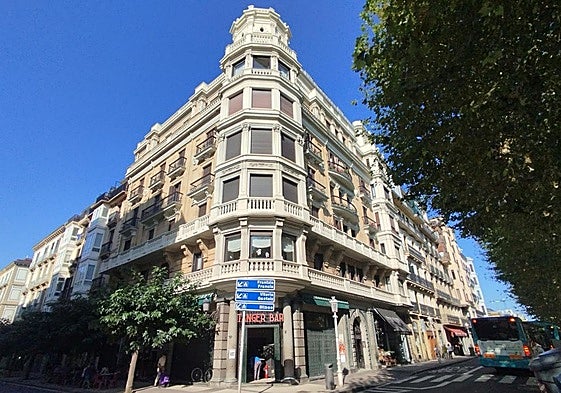 El edificio hace esquina con la calle Bengoetxea y su diseño y ornamentación gradúan el diálogo entre el cauce del río y la ciudad.