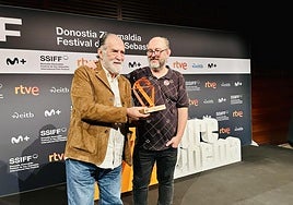 Ramón Barea recibe el Premio Gure Zinema de manos del director Borja Cobeaga en el Festival de San Sebastián.