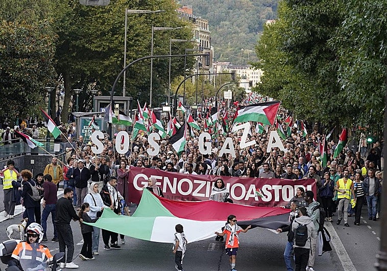 Paso de la cabeza de la manifestación por el Boulevard.