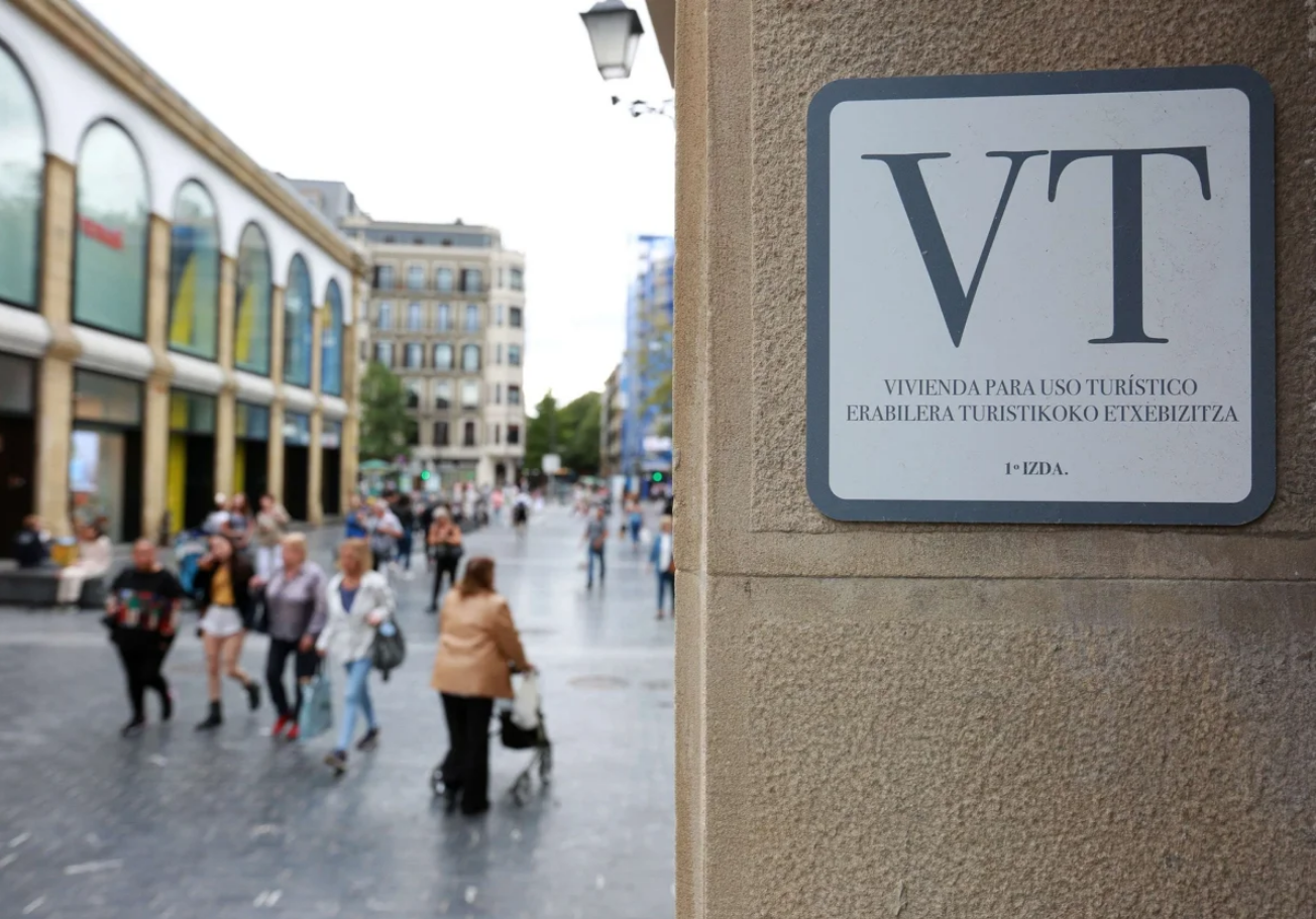 Indicativo de una vivienda turística en San Sebastián ajena a esta información