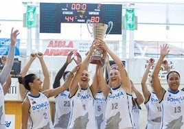 Domusa Teknik ISBko jokalariak Eukal Koparen garaipena ospatzen.