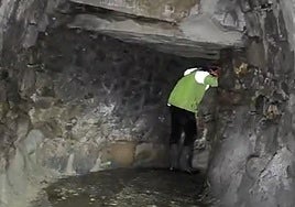 Los operarios han tenido que trabajar en el interior del túnel como mineros.