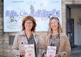 La técnica de Igualdad Kristina Altuna y la concejala Ainhoa Jimenez con la nueva programación.