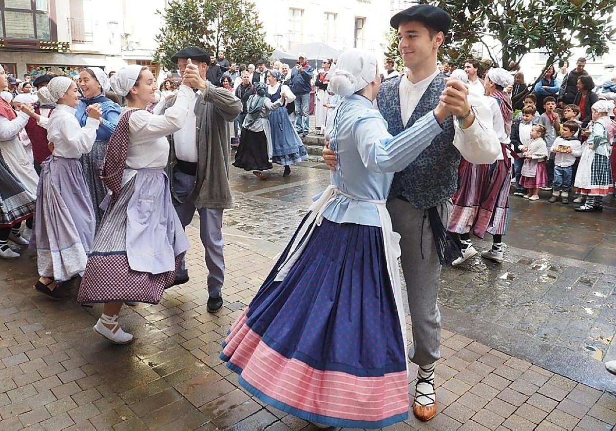 Hainbat herritar Plaza Zaharrean dantzan, joan den urteko Euskal Jaiaren egunean.
