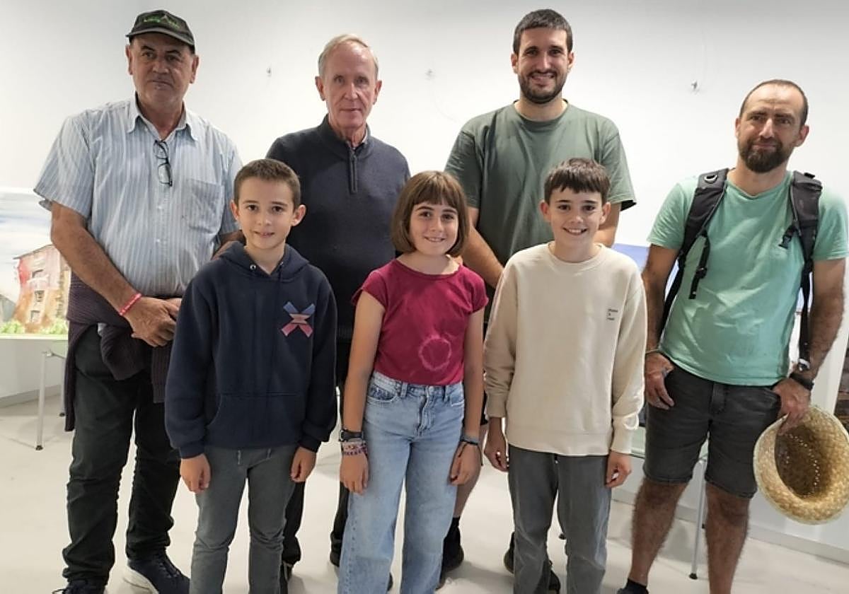 El bizkaitarra Iker Mugarza, ganador del certamen, y el resto de premiados.